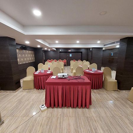 Central Beacon Hotel Surat Exterior photo