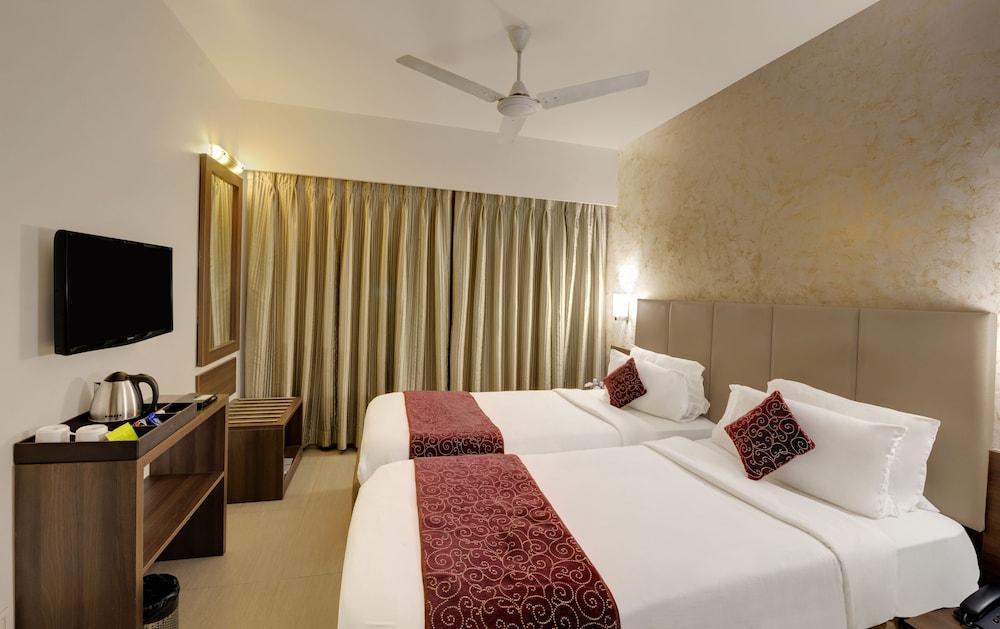 Central Beacon Hotel Surat Exterior photo