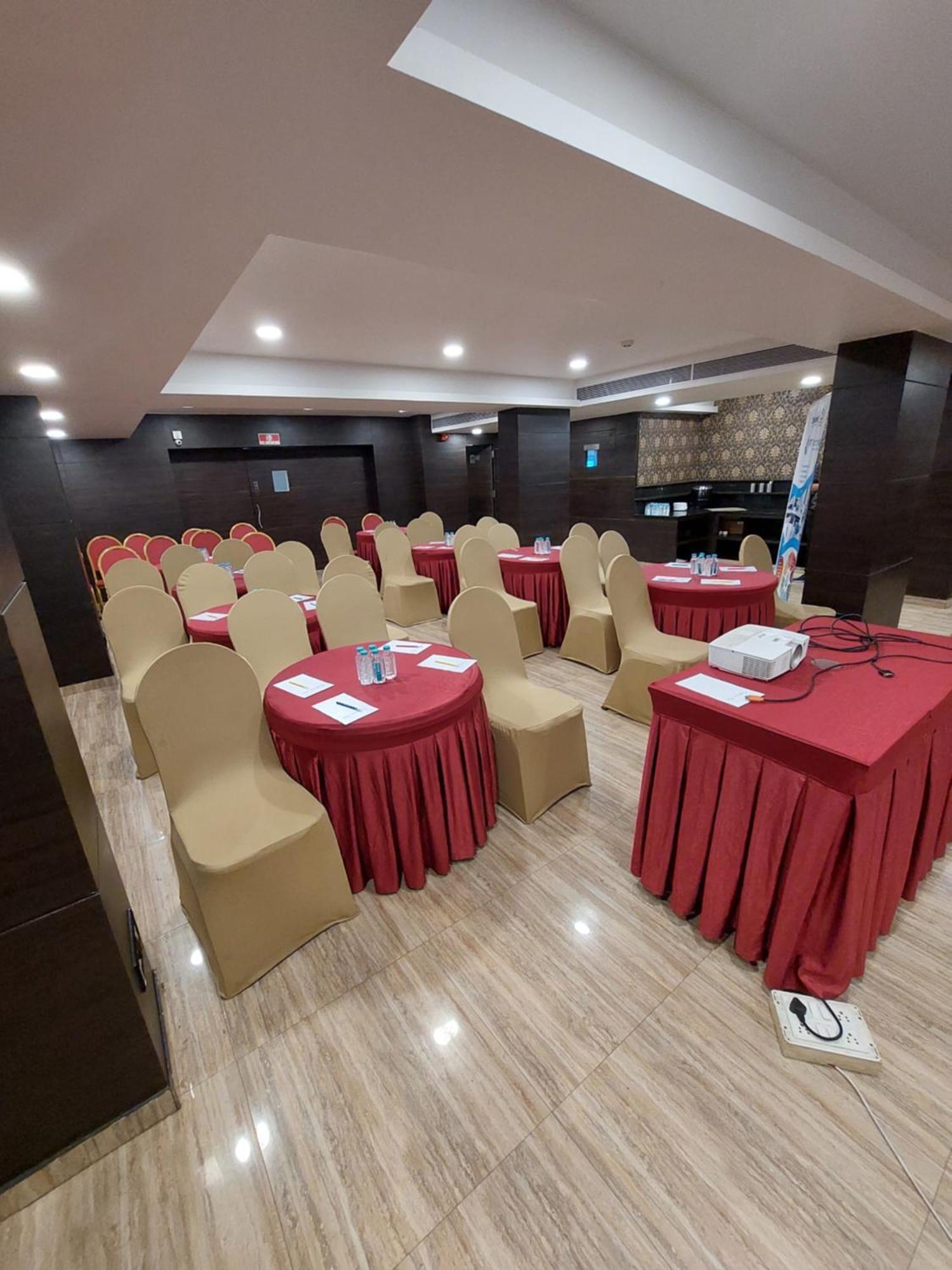 Central Beacon Hotel Surat Exterior photo