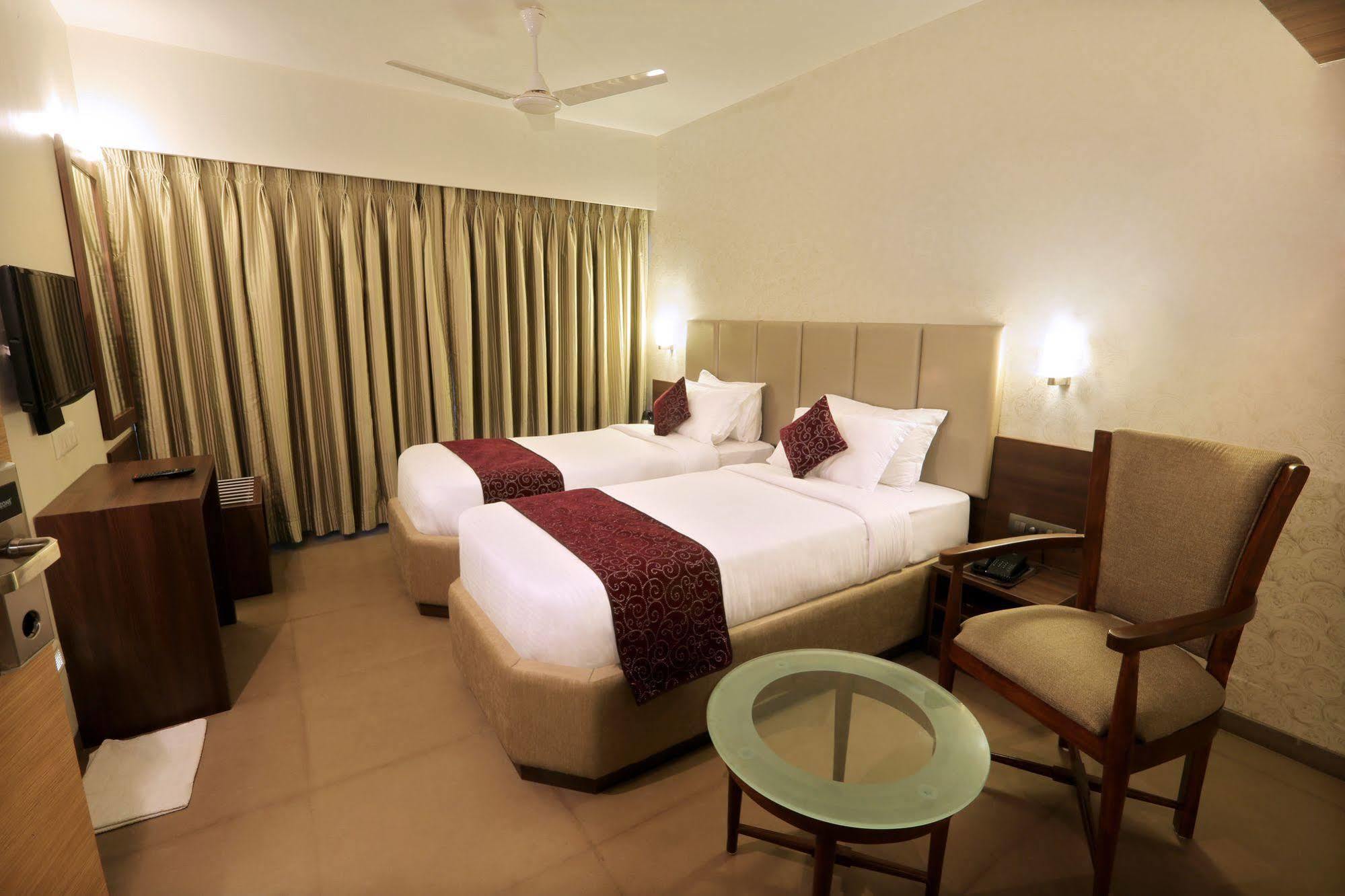 Central Beacon Hotel Surat Exterior photo